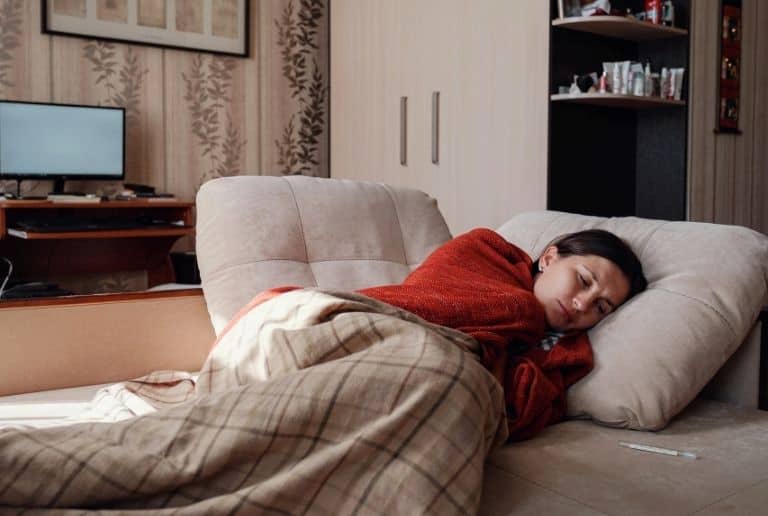 冬は睡眠の質が低下する？寒いと寝られないのはなぜ？