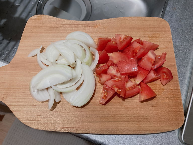 トマトは粗みじん切り、玉ねぎは薄くスライスする