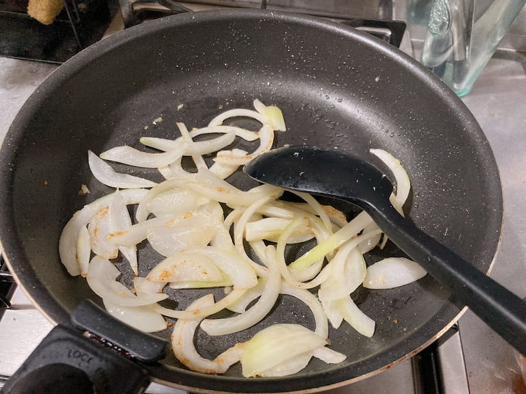 フライパンにサラダ油を入れて温め、玉ねぎとしょうが、にんにくを加えて炒める