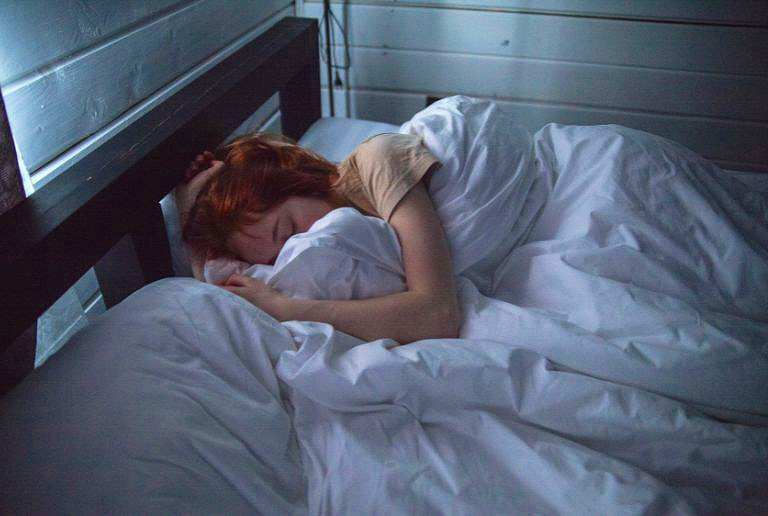 寝不足と熱中症の関係について