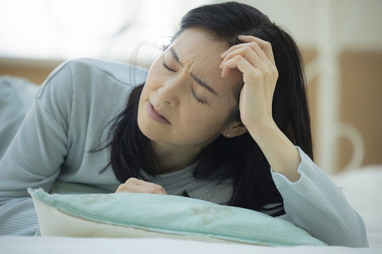 疲れているのに眠れない原因とは？自律神経の乱れとストレスが影響