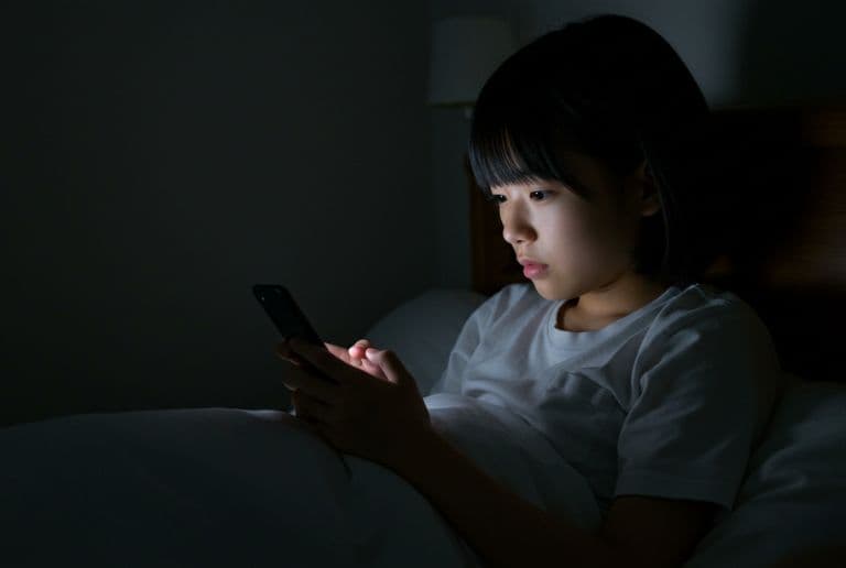 寝る前のスマホは成長ホルモンの分泌を阻害する