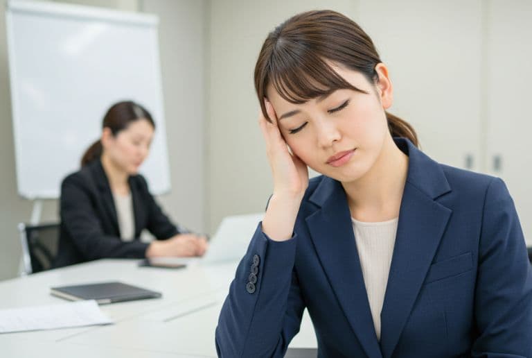 寝相の悪さ・寝返りの多さが「普通の範囲」を超えるサインとは？